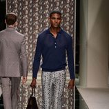 Camisa azul y pantalón estampado de seda de Ermenegildo Zegna en la pasarela de la Semana de la Moda masculina de Milán