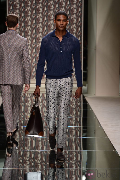 Camisa azul y pantalón estampado de seda de Ermenegildo Zegna en la pasarela de la Semana de la Moda masculina de Milán