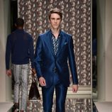 Traje azul de Ermenegildo Zegna en la pasarela de la Semana de la Moda masculina de Milán