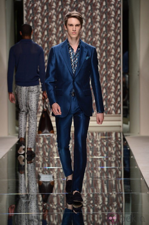 Traje azul de Ermenegildo Zegna en la pasarela de la Semana de la Moda masculina de Milán