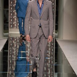 Traje estampado y mocasines de Ermenegildo Zegna en la pasarela de la Semana de la Moda masculina de Milán