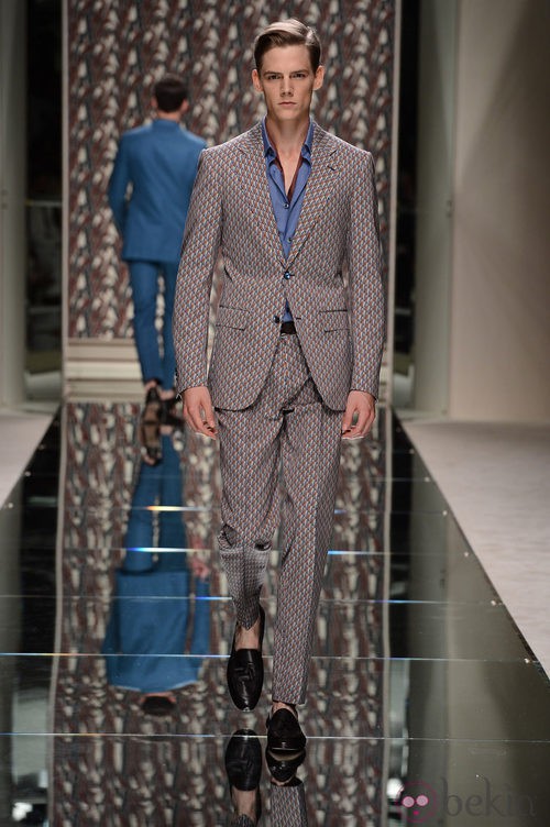 Traje estampado y mocasines de Ermenegildo Zegna en la pasarela de la Semana de la Moda masculina de Milán