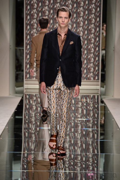Blazer azul y pantalón de seda estampado de Ermenegildo Zegna en la Semana de la Moda masculina de Milán