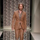 Traje en color camel de Ermenegildo Zegna en la pasarela de la Semana de la Moda masculina de Milán