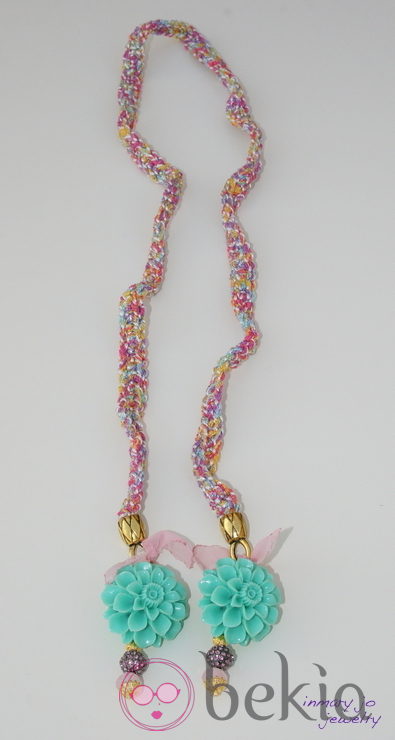 Collar multicolor con flores de la colección de joyas de Vanesa Romero