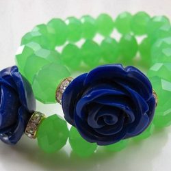 Pulsera verde de cuentas con flor azul de la colección de joyas de Vanesa Romero