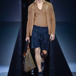 Cardigan y pantalón corto de Emporio Armani en la Semana de la Moda masculina de Milán