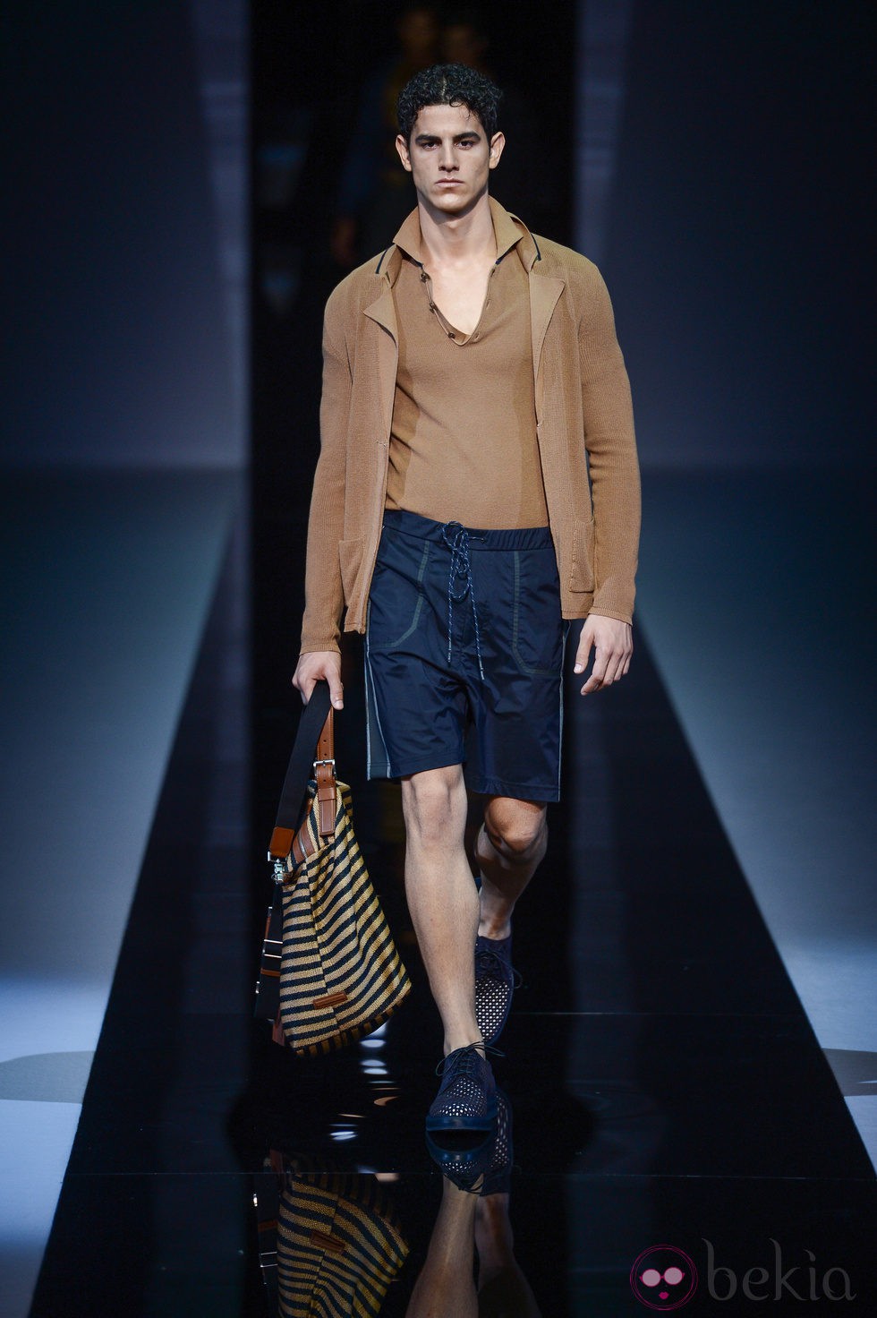 Cardigan y pantalón corto de Emporio Armani en la Semana de la Moda masculina de Milán