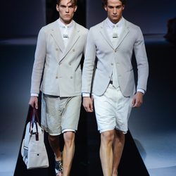 Blazer y chaqueta de botonadura cruzada de Emporio Armani en la Semana de la Moda masculina de milán