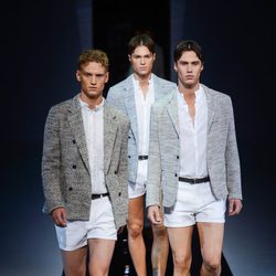 pantalones mínimos en el desfile de Emporio Armani en la Semana de la Moda masculina de Milán