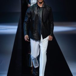 Chaqueta de cuero negra de Emporio Armani en la Semana de la Moda masculina de Milán