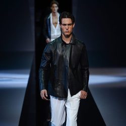 Chaqueta de cuero negra de Emporio Armani en la Semana de la Moda masculina de Milán