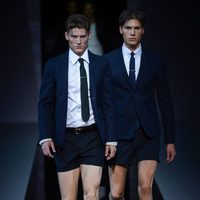 Trajes de chaqueta de pantalón corto en el desfile de Emporio Armani en la Semana de la Moda masculina de Milán