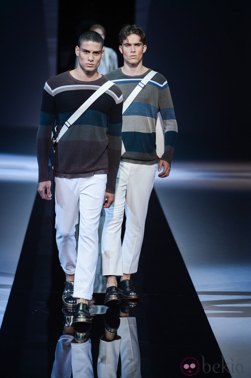 Jerseis de punto y bandoleras en el desfile de Emporio Armani en la Semana de la Moda masculina de Milán