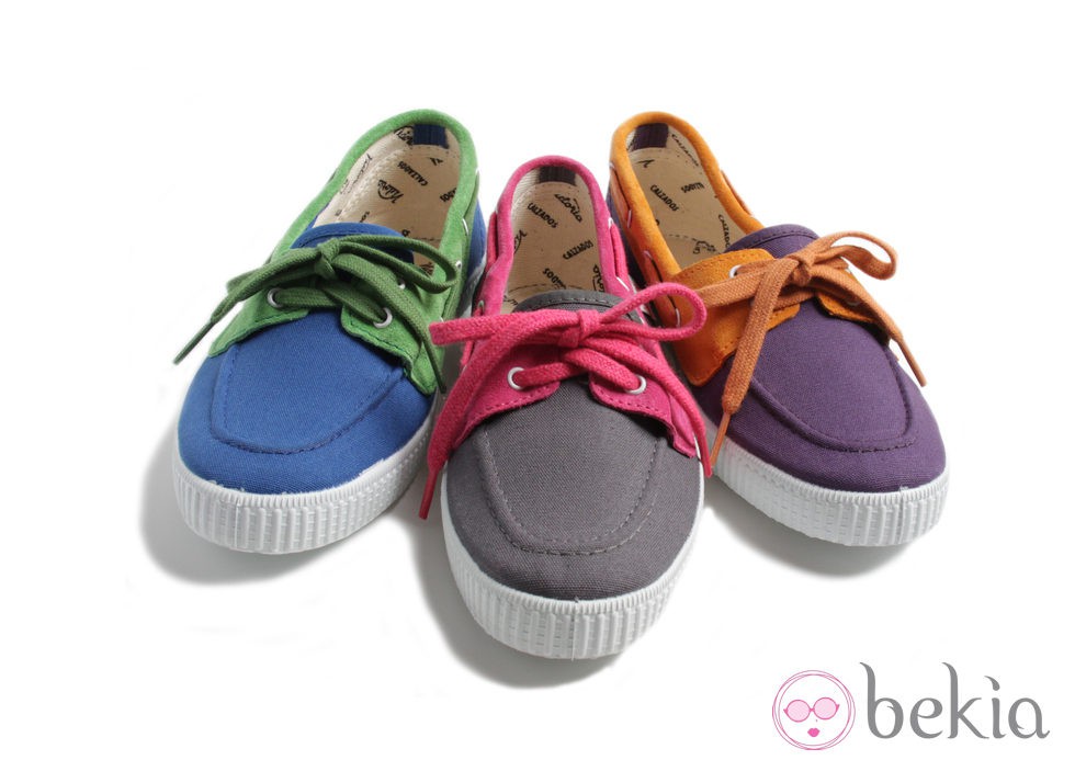Zapatillas con cordones de colores de la colección Victoria by BAMBA verano 2012