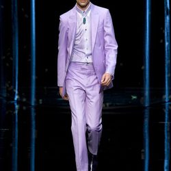 Traje color violeta de Roberto cavalli en la Semana de la Moda masculina de Milán