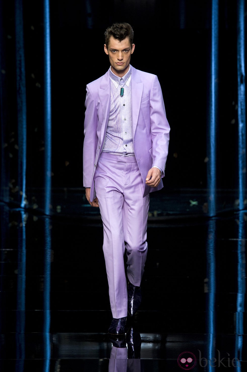 Traje color violeta de Roberto cavalli en la Semana de la Moda masculina de Milán