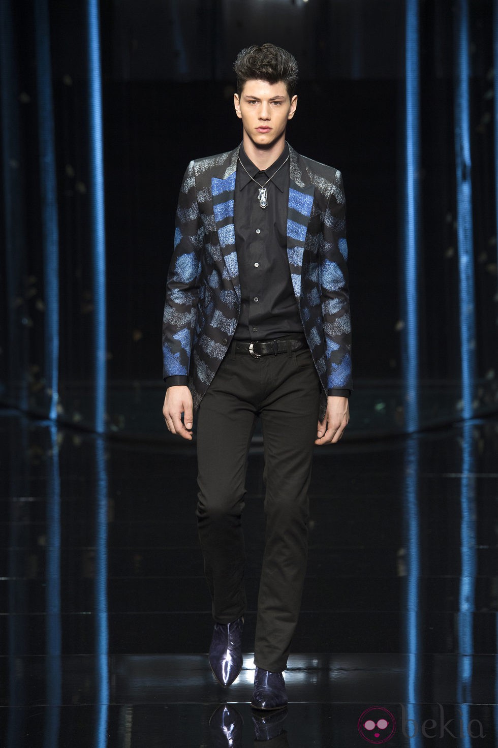 Blazer de rayas azul y negra de Roberto Cavali en la Semana de la Moda masculina de Milán