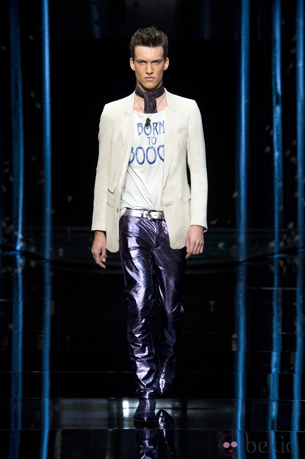 Blazer blanca y pantalones metalizados de Roberto Cavalli en la Semana de la Moda masculina de Milán