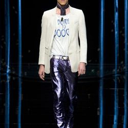 Blazer blanca y pantalones metalizados de Roberto Cavalli en la Semana de la Moda masculina de Milán