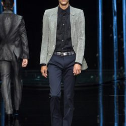 Blazer con estampado zig-zag y camisa con transparencias de Roberto Cavalli en la Semana de la Moda masculina de Milán