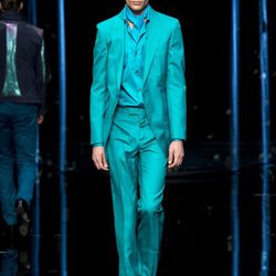 Traje azul aguamarina metalizado de Roberto Cavalli en la Semana de la Moda masculina de Milán