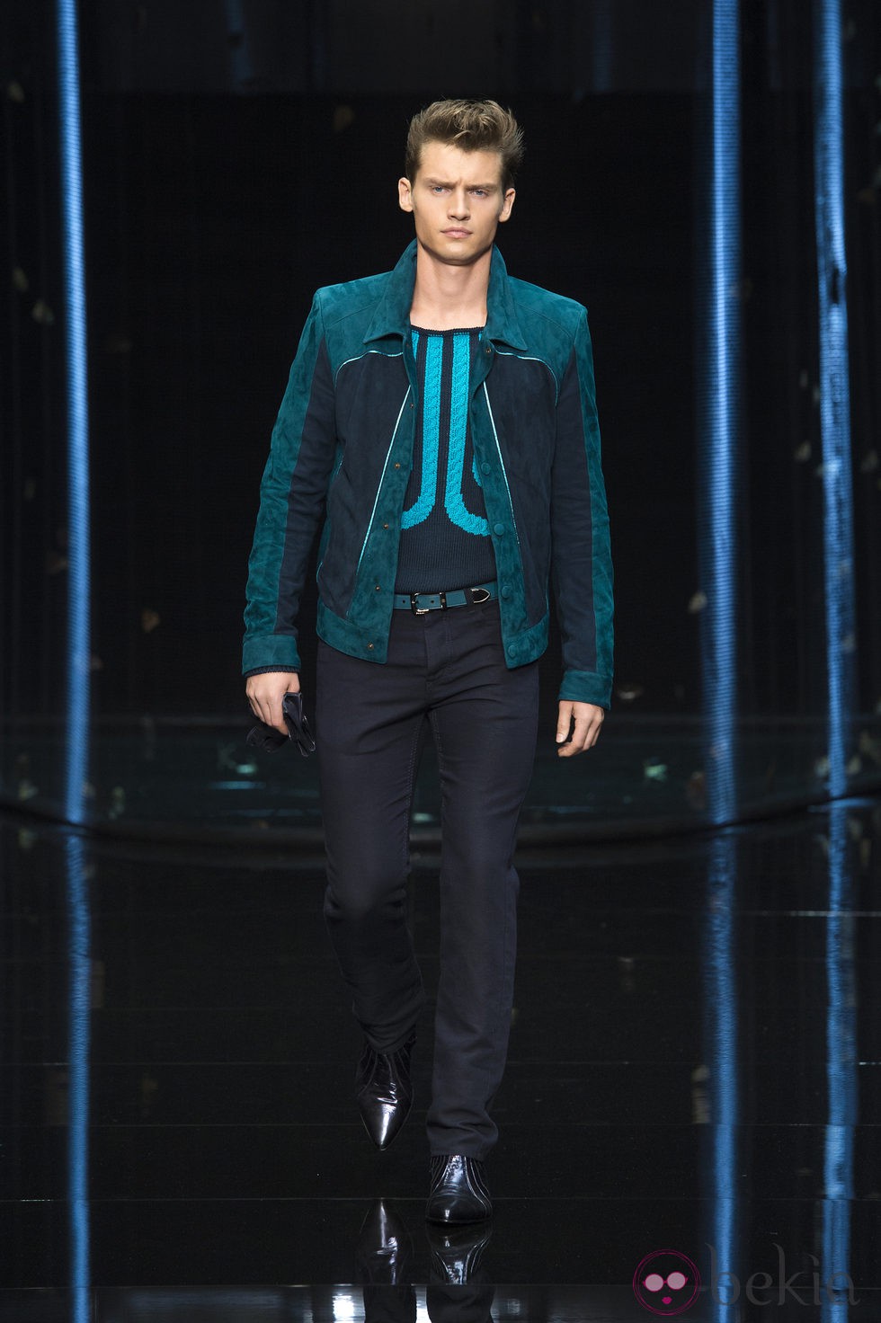 Chaqueta azul de ante y camiseta de punto de Roberto Cavalli en la Semana de la Moda masculina de Milán