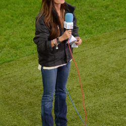Sara Carbonero con cazadora negra y jeans en el partido España-Irlanda en la Eurocopa 2012
