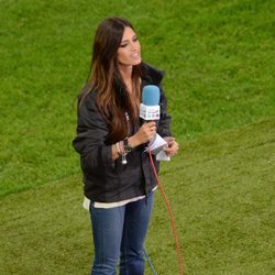 Sara Carbonero con cazadora negra y jeans en el partido España-Irlanda en la Eurocopa 2012