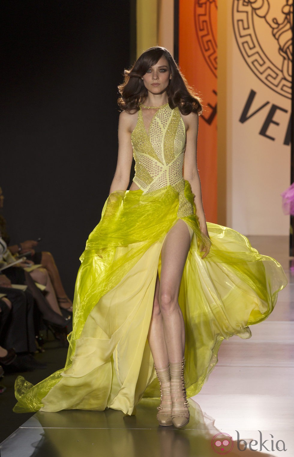 vestido largo amarillo de Versace en la Pasarela de la Alta Costura de París otoño/invierno 2012-2013