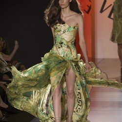 Vestido con corsé en tonos verde de Versace en la Pasarea de la Alta Costura de París