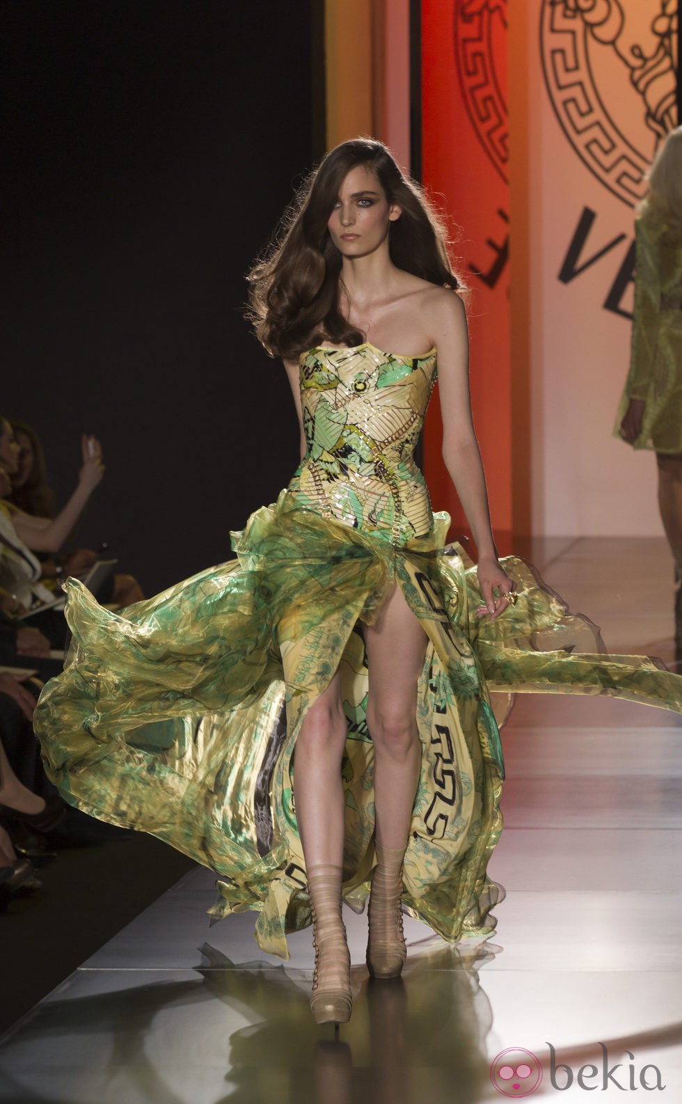 Vestido con corsé en tonos verde de Versace en la Pasarea de la Alta Costura de París
