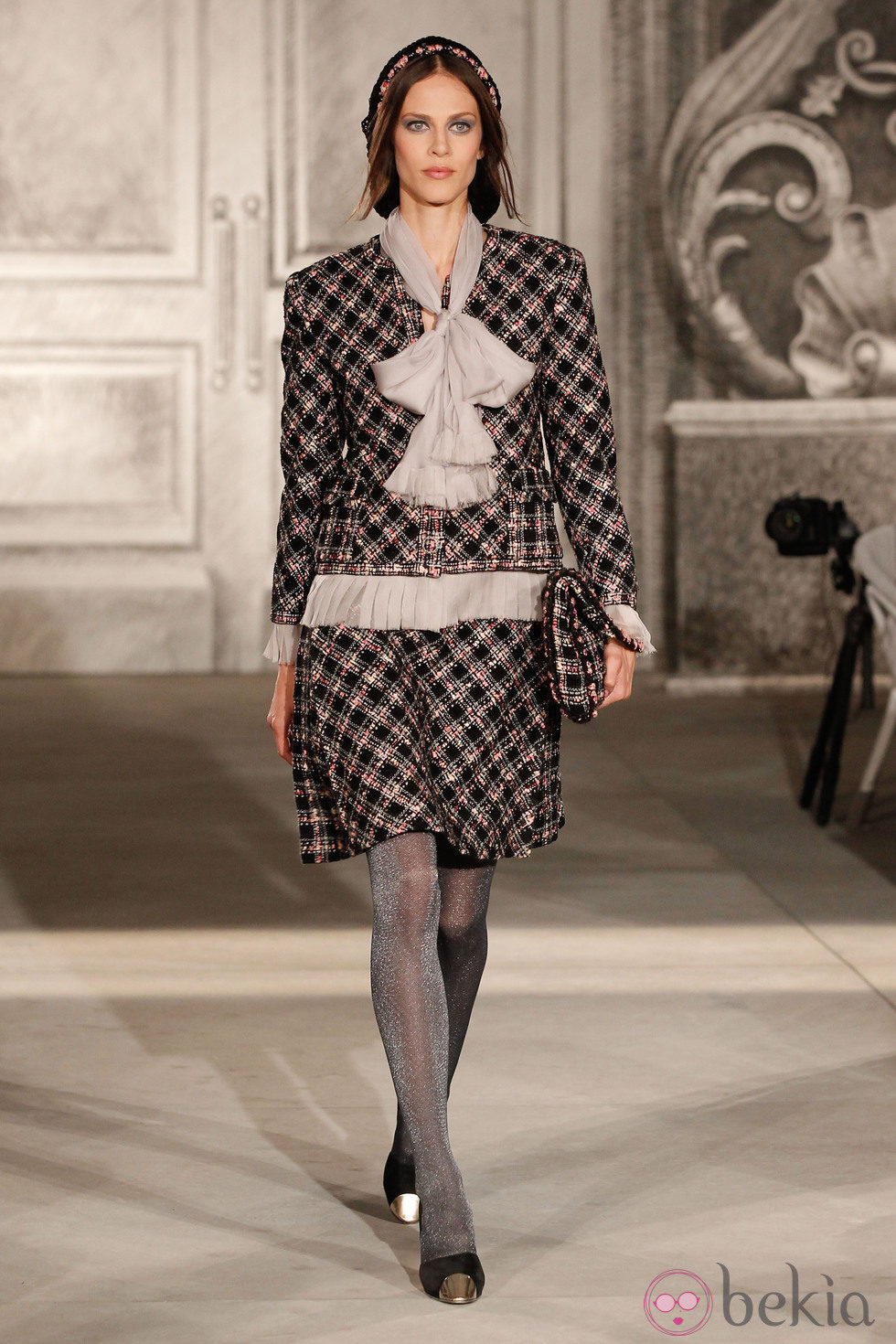 Traje de Chanel de estampado tweed en la Pasarela de la Alta Costura de París otoño/invierno 2012/2013