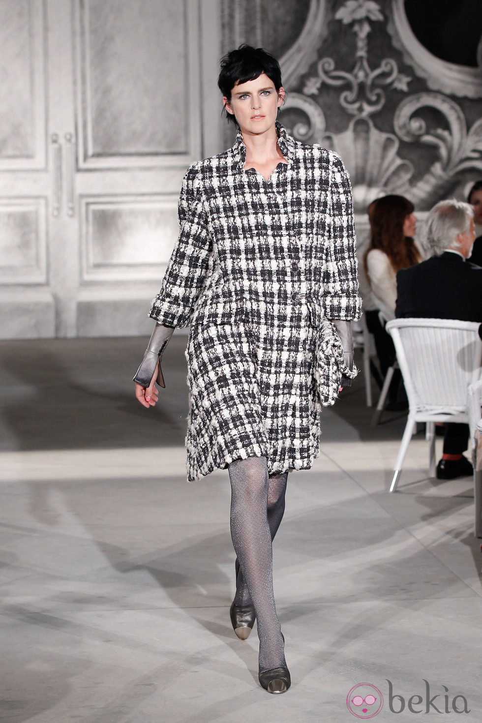Abrigo de lana con estampado tweed de Chanel en la Pasarela de la Alta Costura de París otoño/invierno 2012/2013