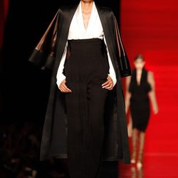 Conjunto con chaqueta al hombro de Jean Paul Gaultier en la Pasarela de la Alta Costura de París otoño/invierno 2012/2013