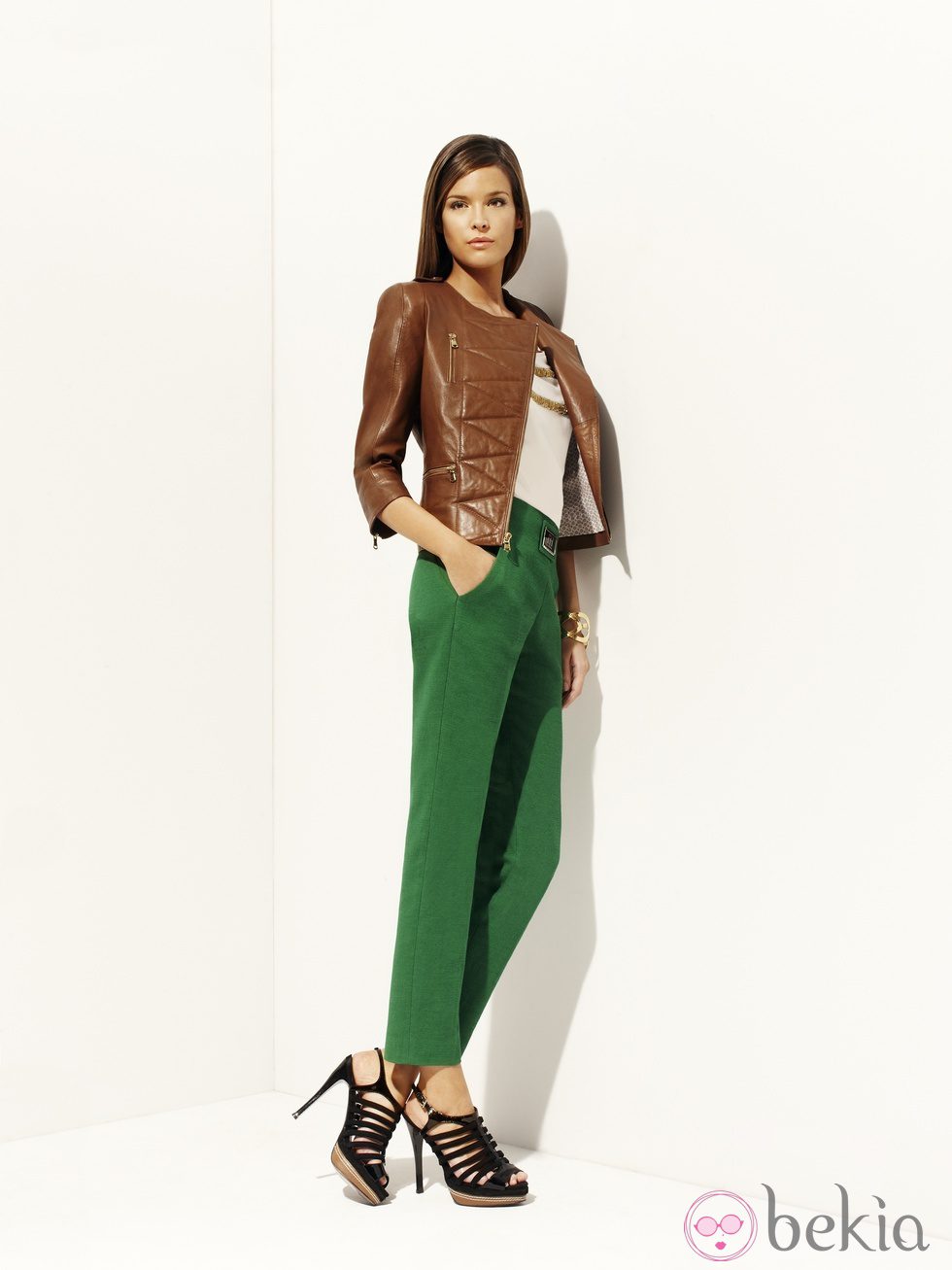 Pnatalón verde y chaqueta de cuero marrón de la colección 'Green' primavera/verano 2012 de Pedro del Hierro