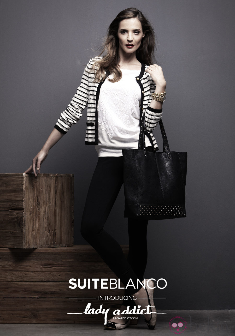 Silvia Zamora, Lady Addict, con chaqueta de estampado navy de SuiteBlanco
