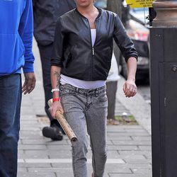 Amy Winehouse con jeans y cazadora de cuero