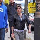 Amy Winehouse con jeans y cazadora de cuero