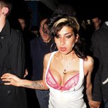 Amy Winehouse deja al descubierto su sujetador