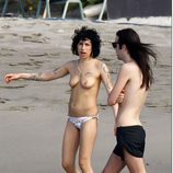 Amy Winehouse en bikini sin la parte de arriba en la playa