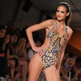 Traje de baño con estampado tribal de Agua Bendita en la Mercedes Benz Fashion Week Swim 2013 en Miami