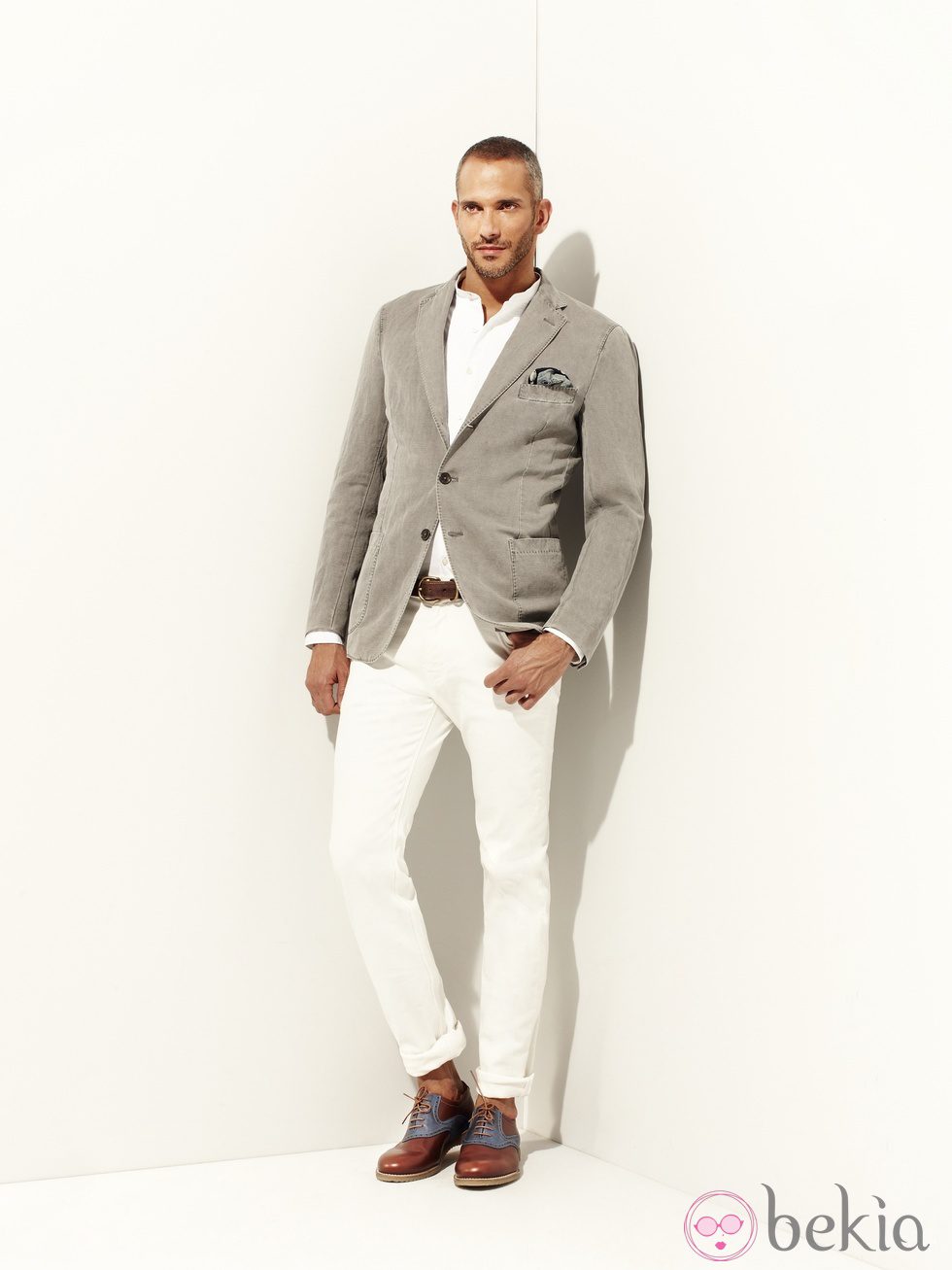 pantalón blanco y americana de la colección verano 2012 de la línea masculina de Pedro del Hierro