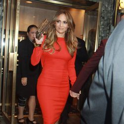 Jennifer Lopez con un diseño rojo de Tom Ford y zapatos de plexiglas