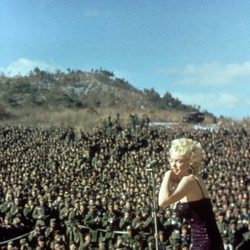 Marilyn con un vestido color berenjena de paillettes en 1954
