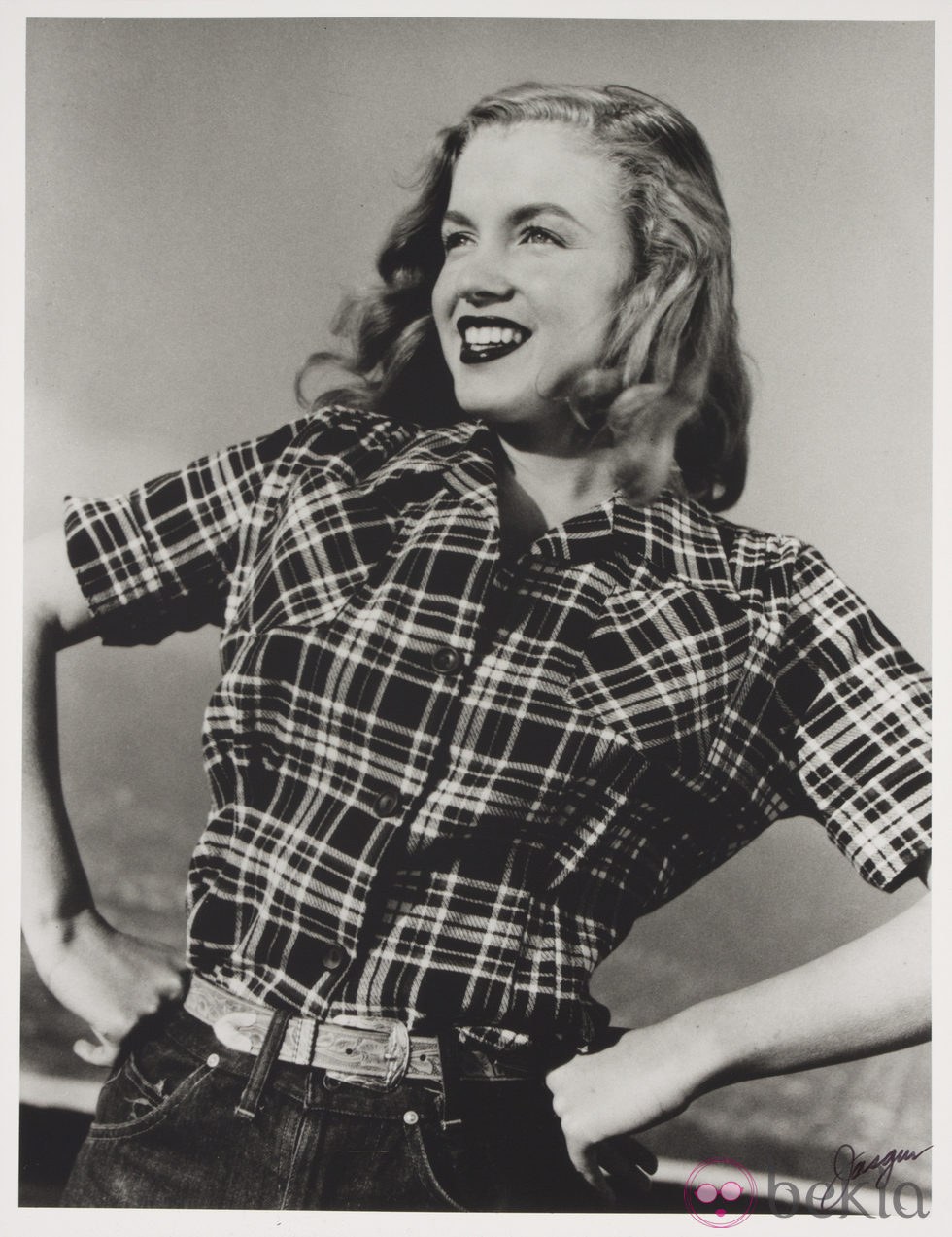 Marilyn Monroe con una camisa de cuadros en 1946