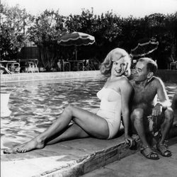 La actriz Marilyn Monroe en bañador junto a Arthur Miller