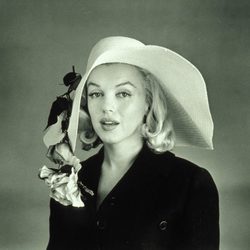 Marilyn Monroe con una pamela con flores