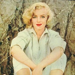 Marilyn Monroe en 1956 con un conjunto blanco y sandalias de rayas
