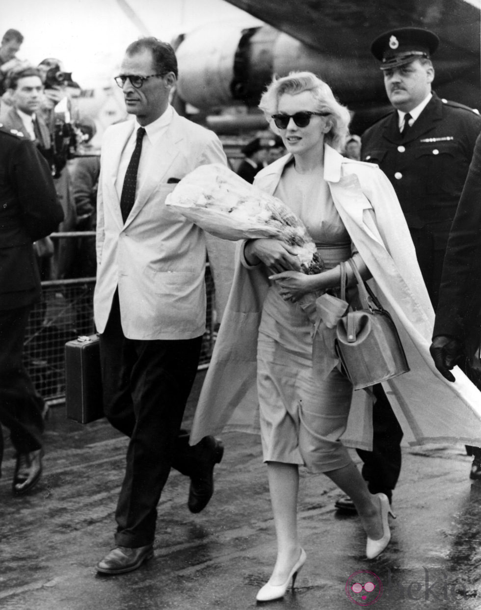 Marilyn Monroe con vestido y gabardina en 1956